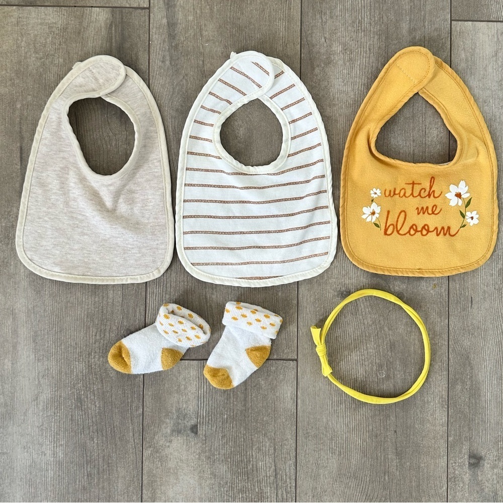 Baby girl bibs, socks and hair accessory 
Euc 

Bin HH
